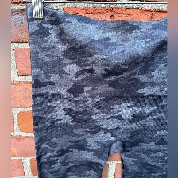Spanx Look At Me Now Seamless Gray Camo Leggings - Picture 5 of 5